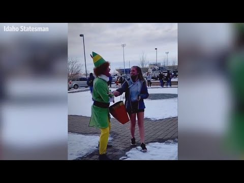Idaho Dad Picks Daughter Up From School In Full “Elf” Costume